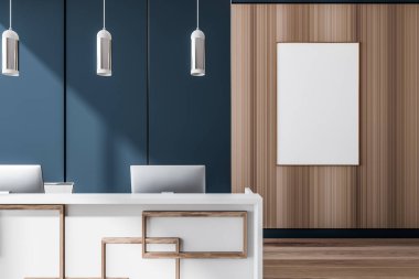 İki bilgisayarlı mavi kabul odası. Ofis masalı, parke katlı resepsiyon girişi. Ahşap duvardaki çerçeve, 3 boyutlu görüntüleme