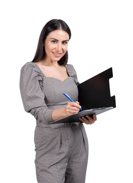 クリップボードを保持ジャンプスーツのオフィスの女性は ペンで カメラを見て注意してください 白い背景の上に隔離された 業務契約及び契約の概念 — ストック写真