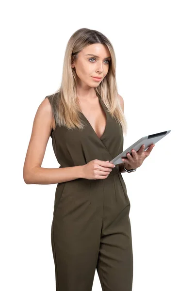 デバイスとオフィスの女性は 緑色のジャンプスーツで 自信を持って見える 白い背景に隔離されたビジネス会社の専門スタッフ 経営の考え方 — ストック写真