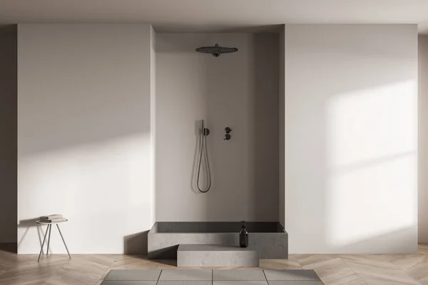 Jasne Wnętrze Łazienki Prysznicem Białe Ściany Stołek Ręcznikami Mydło Płynie — Zdjęcie stockowe