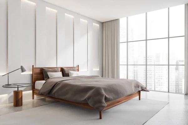 Açık Renk Yatak Odası Gri Çarşaflı Yastıklı Yatak Yan Manzara — Stok fotoğraf