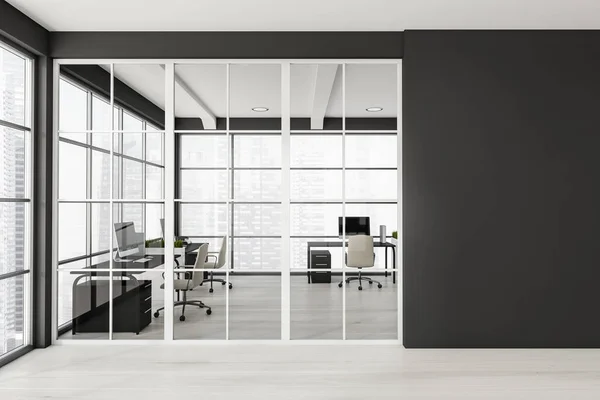 Czarno Białe Drewniane Wnętrze Pokoju Biznesowego Fotelami Stół Szklanymi Drzwiami — Zdjęcie stockowe