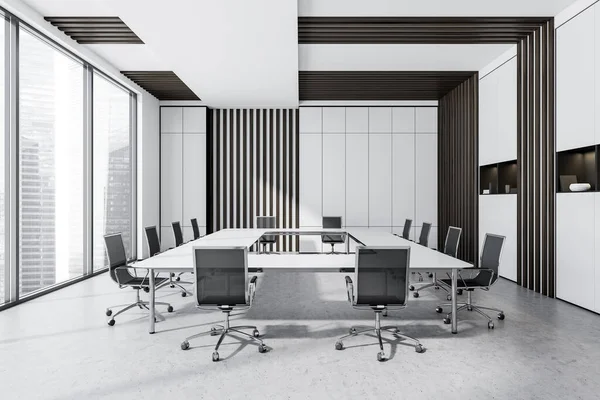 Minimalist Beyaz Toplantı Odasının Içi Şekilli Masa Ofis Sandalyesi Raflar — Stok fotoğraf
