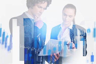 Resmi takım elbiseli ciddi ve genç bir iş adamı iş kadınıyla birlikte çalışıyor. Arka planda Singapur şehri gökdeleni ve Forx şamdanları var. Takım çalışması, işbirliği ve işbirliği kavramı