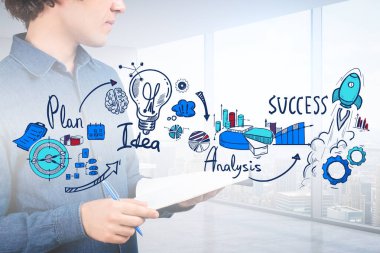 Kot gömlek giyen ciddi bir iş adamı elinde bir not defteri tutuyor. Panoramik pencere, arka planında lamba ve roket olan şehir gökdeleni. Yaratıcı fikirler için hayal gücü kavramı