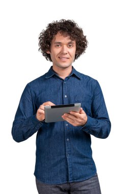 Tablet aletli bir iş adamı, kot gömlek giyiyor, kameraya mutlu bir şekilde bak. Modern şirkette profesyonel personel, beyaz arka planda izole edilmiş. Programlama kavramı
