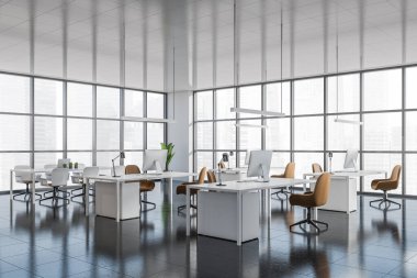 Açık renkli ofis odası, kahverengi koltuklar, masada bilgisayarlar, yan görüş, koyu fayanslı zemin. Masaüstü ile eşzamanlı çalışma alanı, Singapur gökdelenleri ile pencere, 3B oluşturma
