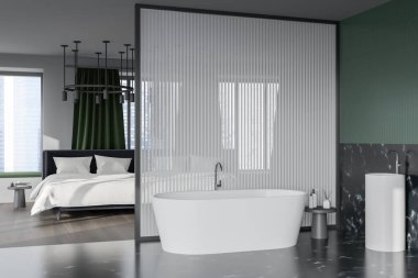 Karanlık parkede yatağı, beyaz küveti ve lavabosu olan modern bir otel odası. Singapur manzaralı panoramik penceresi var.