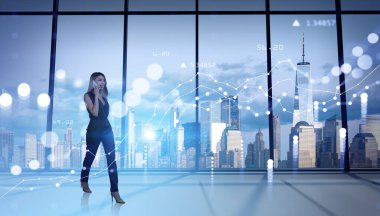 Ofisteki kadın akıllı telefonda yürüyor ve konuşuyor, gülümsüyor, uzun boylu. Beyaz parlayan çizgiler ve sayılar, panoramik New York gökdelenleri manzarası. Mali analiz kavramı