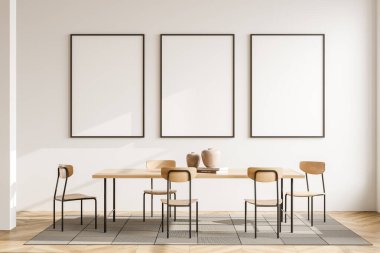 Yemek odasının içinde altı koltuk ve halıda ahşap masa, parke zemin. Mobilya ve dekorasyonlu bir dinlenme odası. Duvarda üç tane tuval var, üç boyutlu.