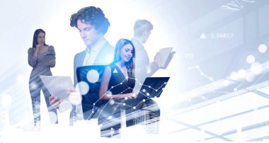 İşadamları notları okuyor, elektronik cihaz kullanıyorlar. Takım dizüstü bilgisayar ve tabletle birlikte çalışıyor. Borsa ve gökdelenlerin iki katına çıkarılması. Finansal konferans kavramı