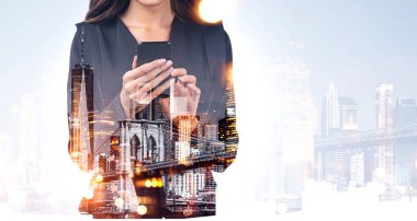 New York City gökdeleni şehir merkezi panoramik manzarası. Resmi takım elbiseli bir iş kadını akıllı telefondan mesaj yazıyor. Başarılı iş adamlarının çalışma süreci kavramı