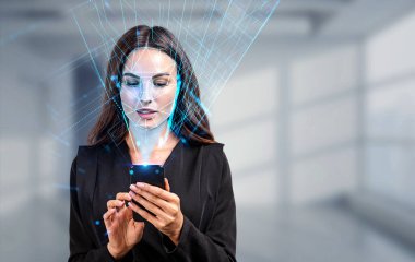 Ellerinde telefon olan iş kadını, biyometrik doğrulama ve yüz tanıma. Yüz tarayıcıyla akıllı telefonun kilidini açıyorum. Yüz tanıma ve yüksek teknoloji kavramı