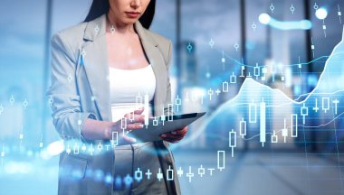 Elektronik cihazla çalışan bir ofis kadını, düşünceli bir görünüm. Mavi yükselen çizgiler ve şamdanlarla, arka planda bulanıklık. Mali analiz kavramı