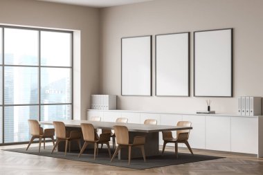 Bej toplantı odası içinde sandalyeler ve parke zeminde ahşap masa. Singapur şehir manzaralı dekoratif ve panoramik pencereli bir iş odası. Üç çerçeve duvarda, üç boyutlu görüntüleme