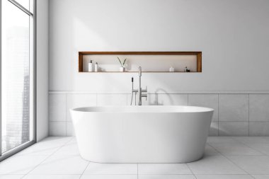 Küvetin içi bembeyaz fayanslarla kaplı banyo odası, banyo aksesuarlarıyla dolu güverte duvarda. Şehir manzaralı panoramik pencereli apartman dairesi, 3 boyutlu görüntüleme