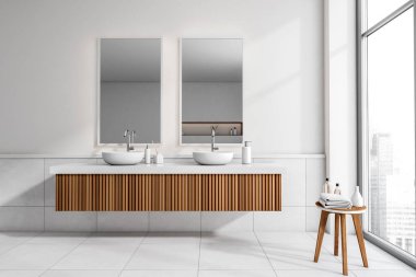 Beyaz banyo içi iki lavabo ve aynayla dolu. Sabun şişesi ve havlu ahşap masa, döşeme döşeme, panoramik pencere şehir manzaralı. 3B görüntüleme