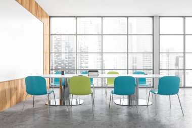 Parlak ofis odasının iç tarafında toplantı panosu, beyaz boş poster, panoramik pencere ve beton zemin. Çalışma süreci için mükemmel bir yer. Model yap. 3d oluşturma