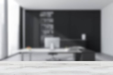 Mobilyaları ve bilgisayarları bulanık, rafları ve panoramik pencereleri olan siyah beyaz ofis odası. Ürün gösterimi için maket, 3B görüntüleme
