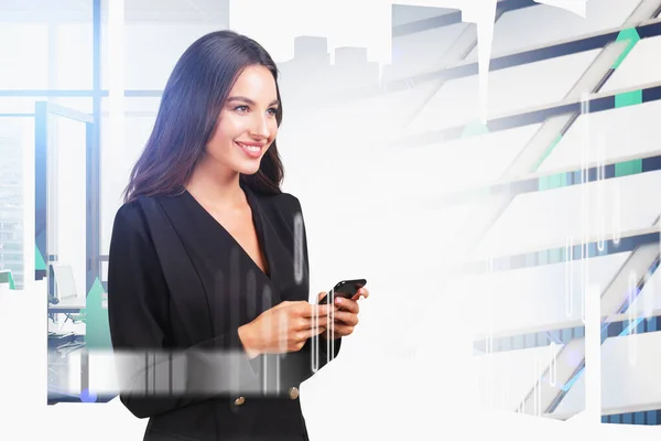 Leende Ung Attraktiv Affärskvinna Bär Formell Kostym Håller Smartphone Kontor — Stockfoto