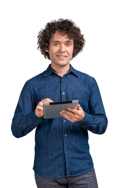 Tablet Aletli Bir Adamı Kot Gömlek Giyiyor Kameraya Mutlu Bir — Stok fotoğraf