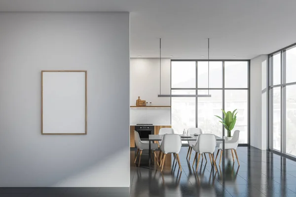 Minimalistisches Esszimmer Mit Weißen Sesseln Dekoration Auf Tisch Und Küche — Stockfoto
