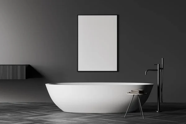 Interior Banheiro Escuro Com Cartaz Branco Vazio Banheira Paredes Cinzentas — Fotografia de Stock
