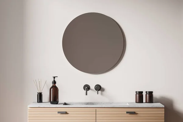 Béžový Interiér Umyvadlem Kulatým Zrcadlem Stěně Detailní Záběr Mýdlová Láhev — Stock fotografie