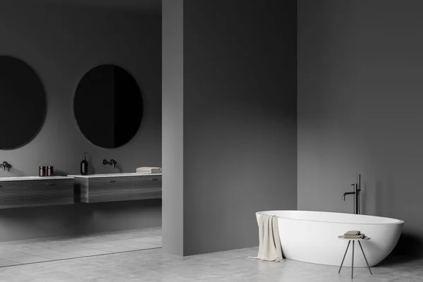 Lavabo Aynalı Gri Çamaşır Odası Yan Görüş Beyaz Küvet Banyo — Stok fotoğraf