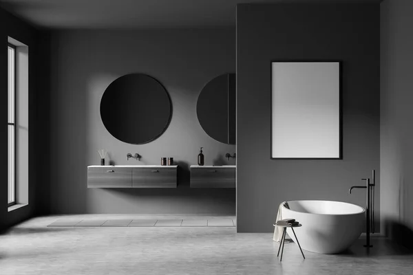 浴室室内用白色浴缸 两个水池用圆形镜子 桌子用毛巾和窗户 灰色混凝土地面和脚毛巾 灰色墙壁上的模型框架 3D渲染 — 图库照片