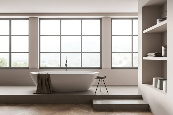 Beige Badezimmereinrichtung Mit Weißer Badewanne Und Panoramafenster Auf Die Landschaft — Stockfoto