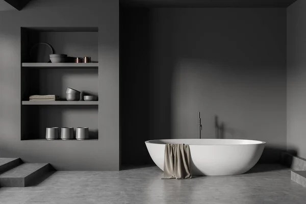 黑暗的洗浴室内部与白色浴缸和毛巾 前视图 架子架与装饰和花瓶 灰色混凝土地板 复制空墙 3D渲染 — 图库照片