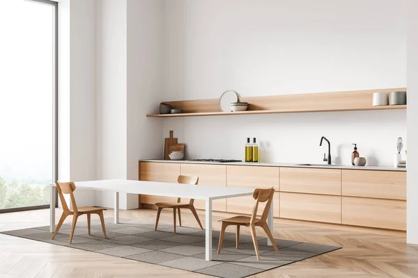 Stilvolles Kücheninterieur Mit Stühlen Und Esstisch Auf Teppich Spüle Und — Stockfoto
