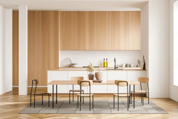 Helle Küche Mit Fünf Stühlen Und Esstisch Auf Teppich Parkettboden — Stockfoto