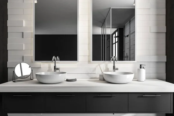 Beyaz Siyah Iki Lavabo Aynalı Sabun Şişesi Yakın Plan Tuğla — Stok fotoğraf