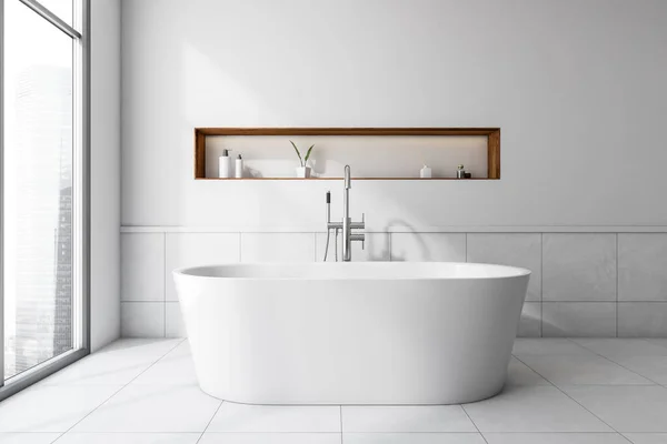 바닥에는 욕조가 벽에는 수영복 액세서리가 현대식 목욕탕 풍경에 파노라마 아파트의 — 스톡 사진