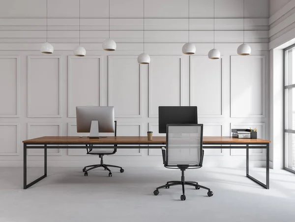 Interno Coworking Bianco Con Due Poltrone Desktop Tavolo Legno Pavimento — Foto Stock