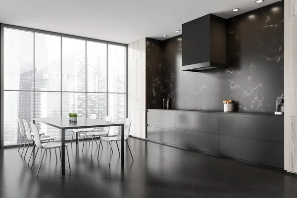 Dunkler Küchenraum Mit Panoramafenster Elektroherd Tisch Mit Stühlen Schwarzer Marmorwand — Stockfoto