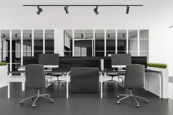 Interior Sala Escritório Com Poltronas Mesa Com Computadores Piso Concreto — Fotografia de Stock