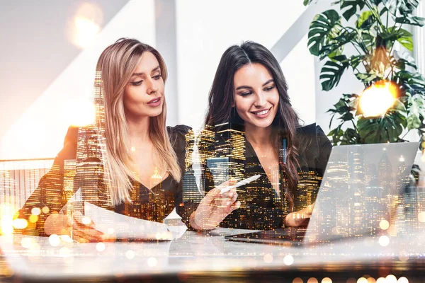 Zwei Bürofrauen Arbeiten Zusammen Reden Und Blicken Auf Den Laptop — Stockfoto