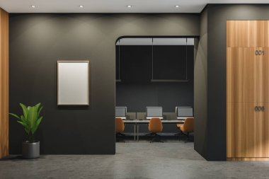 İçi boş beyaz posterler, masalar, koltuklar, fabrika, kemer, beton zemin, ahşap bölme. Çalışma ve iş birliği için uygun bir yer. Model yap. 3d oluşturma