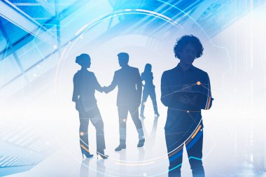 Bir grup iş adamı el sıkışarak birlikte çalışıyor. Gömlek giyen iş adamı not defterine not alıyor. Arka planda şehir gökdeleni ve dijital arayüz var. Takım çalışması kavramı, birlikte çalışma