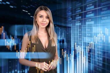 Resmi kıyafet giyen gülümseyen genç çekici iş kadını, fonda fonda fön ve ofis bulunan finans tablosunun yanında duruyor. Başarılı ve kârlı hisse senedi ticareti kavramı