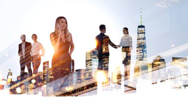 Singapur şehir merkezindeki gökdelen panoramik manzara. Resmi takım elbiseli iş adamları el sıkışıyor ve akıllı telefondan konuşuyor. Takım çalışması, işbirliği, iş birliği ve ortaklık kavramı