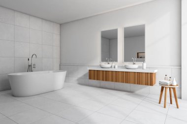 Küvetli bir banyo, iki lavabo ve güvertede aksesuarları olan ayrı aynalar. Sabun şişesi ve havlu ahşap masada, beyaz fayanslı zemin, yan görüş. 3B görüntüleme