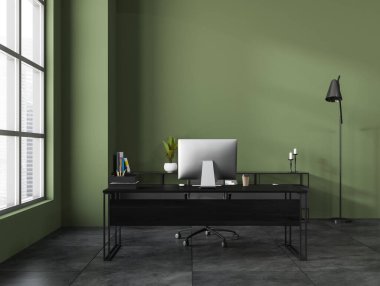 Karanlık çalışma odasının içinde masa ve bilgisayar bilgisayarı var. Siyah fayanslı zemin. Gökdelenli panoramik pencere. Boşluk boş yeşil duvarı kopyala, 3B oluşturma