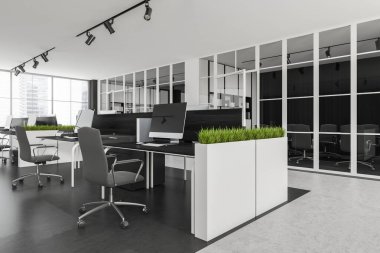 Masaüstleri, masaları, koltukları, panoramik pencereleri Singapur şehrinin gökdelenleri beton zeminleri, cam bölmeleri olan karanlık ofis odaları. Çalışma ve iş birliği için uygun bir yer. 3d oluşturma