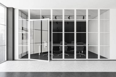 Koyu beton zemin, koltuklar ve masa ile ofis içi konferansı. Modern ofiste cam kapıların arkasında, şehir manzarası penceresi olan siyah beyaz toplantı odası.