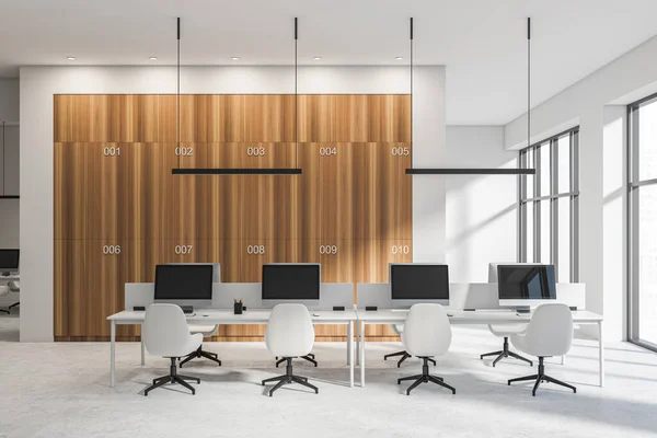 Světlý Interiér Kanceláře Desktopy Stoly Křesly Panoramatickými Okny Městskými Mrakodrapy — Stock fotografie