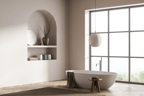 Seramik Küvetli Modern Banyo Beyaz Duvarlar Ahşap Döşemeler Panoramik Pencere — Stok fotoğraf